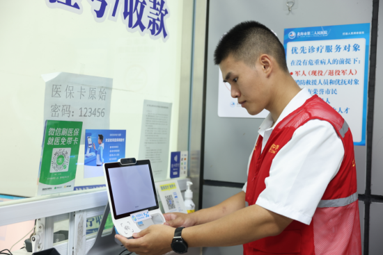 广西移动网络工程师调测医保支付设备。谢余玲摄