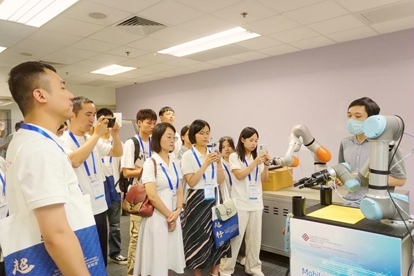 工作人员为研学团介绍实验室机器人
