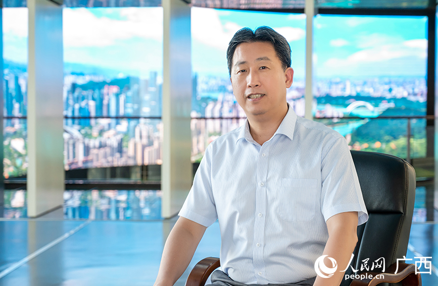 南宁市人民政府党组成员、五象新区（自由贸易试验区南宁片区）管委会副主任李光劭接受人民网采访。人民网记者 严立政摄