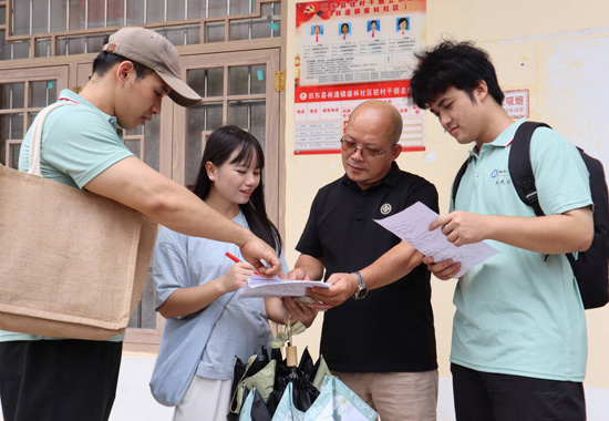 开展走访活动。广西民族大学供图