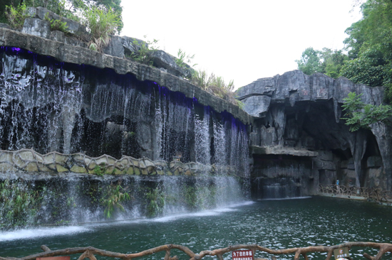 巴马活泉水文化旅游景区。韦学凯