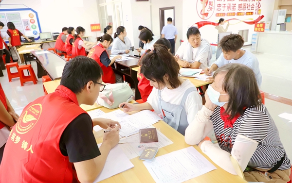 志愿者为前来办理助学贷款的学生录入信息。甘国利摄