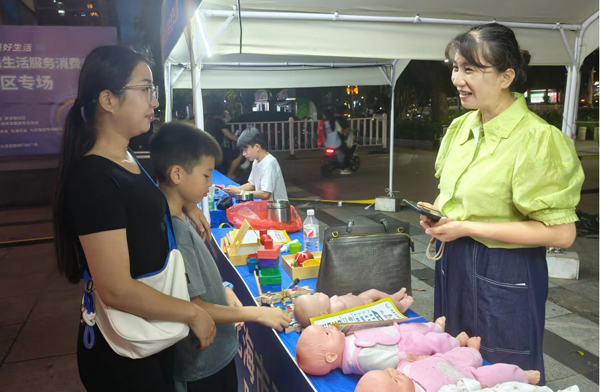 市民在咨詢家政服務