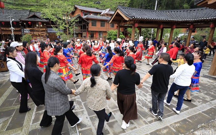 苗瑶同胞们欢欣鼓舞准备迎接四十周年乡庆