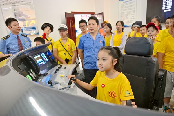 孩子们在体验动车组模拟驾驶系统。廖炳达摄