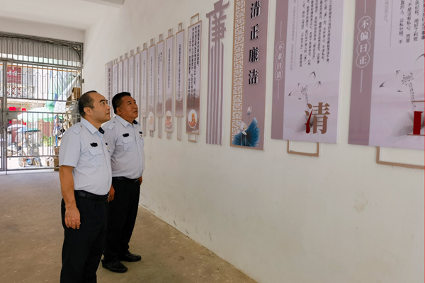 西场所站党员在学习廉政格言。邱杰摄