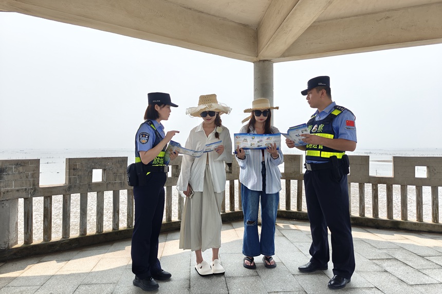 民警向游客宣传反诈知识。