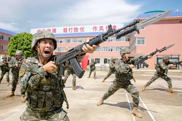 武警官兵在进行刺杀训练。