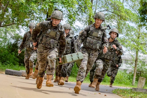 武警官兵在进行武装奔袭训练。