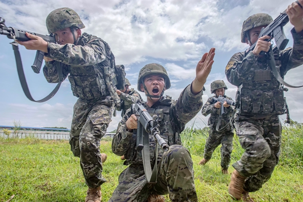 武警官兵在进行战术训练。