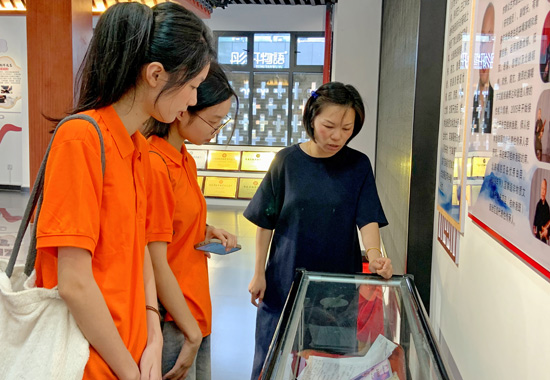 在桂林市群众艺术馆学习调研。黄晓梅摄