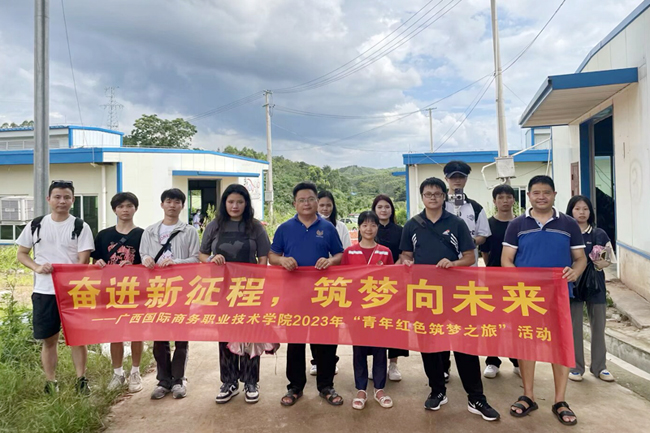 “校邦之家”参加学校组织的红色筑梦之旅活动。学校供图