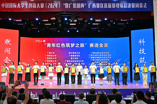 欧朝凤参加区赛闭幕式颁奖仪式。学校供图