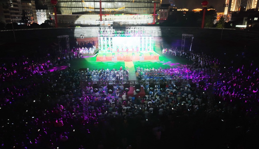 演唱会现场全景，氛围热烈，人潮涌动。
