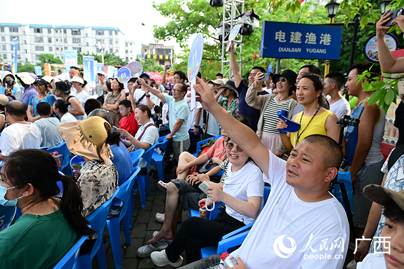 头鲜拍卖现场。人民网 雷琦竣摄