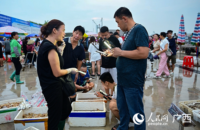 不少主播在码头直播带货。人民网 雷琦竣摄