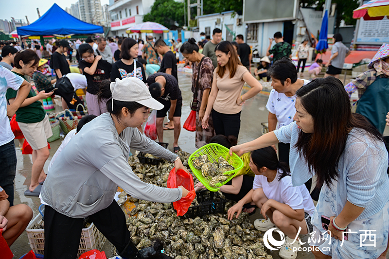 市民游客在购买海鲜。人民网 雷琦竣摄