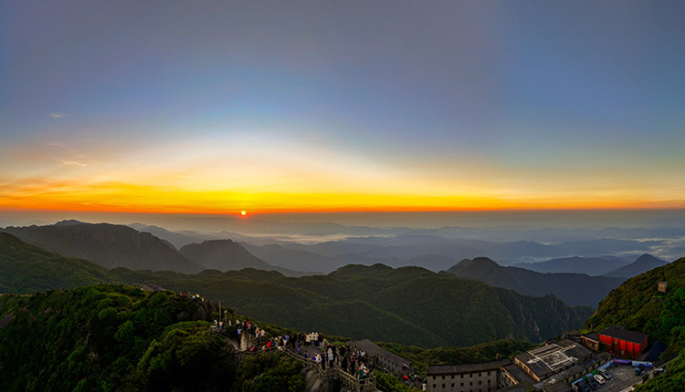 廣西桂林：雲海之上的金色晨曦