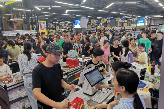 广旅沿海投资公司引入的超市业态人气火爆。公司供图