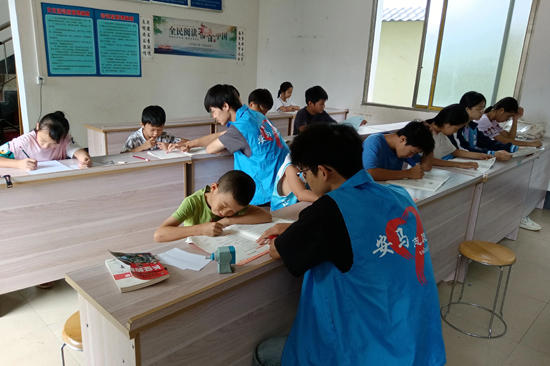 辅导暑假作业。广旅集团供图