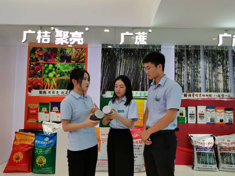 工作人員走訪廣西綠友農生物科技股份有限公司，提供金融服務。譚紫成攝