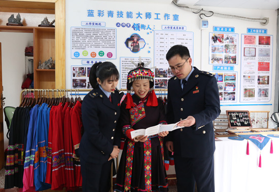 大化县税务局到广西五彩瑶艺文化有限公司送政策红利。大化瑶族自治县税务局供图