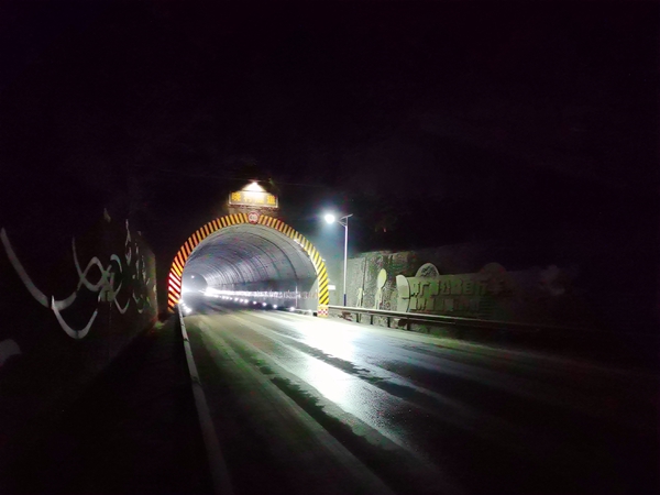 在国道325线南宁市良庆区晓村隧道入口处安装的夜间照明路灯。莫飞摄