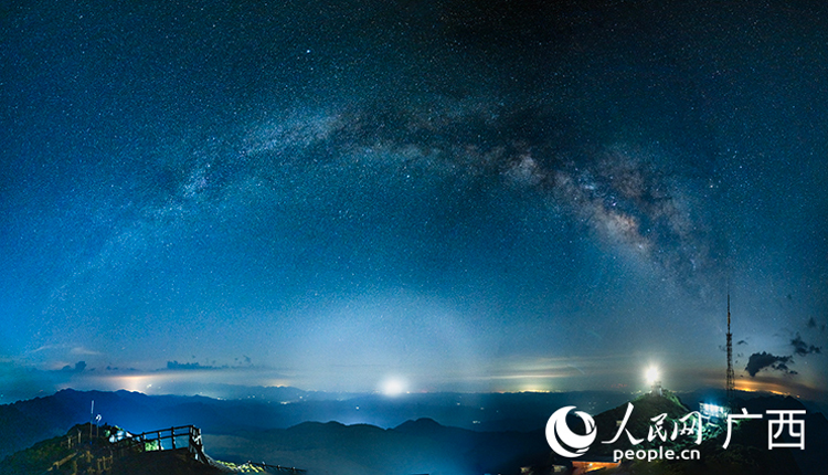 “華南之巔”的星空盛宴：“銀河之眼”挂夜空