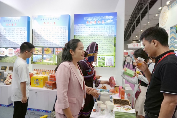 客商嘉宾品尝西林姜晶茶。黄燕群摄