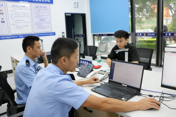 民警正在使用中国移动反诈云客服平台进行反诈治理工作。区弘哲摄