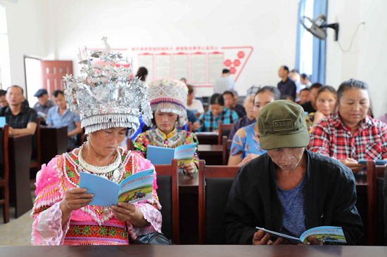 西林县通过文化科技卫生“三下乡”集中服务活动发放移风易俗宣传手册，宣传移风易俗知识。黄蓝莹摄