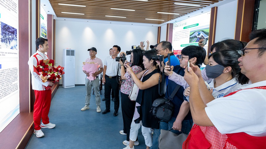 6、2024年8月24日，在广西梧州市龙圩区广平镇平地村，奥运冠军练俊杰载誉回乡，与大家一起分享奥运夺金荣耀时刻。何华文摄