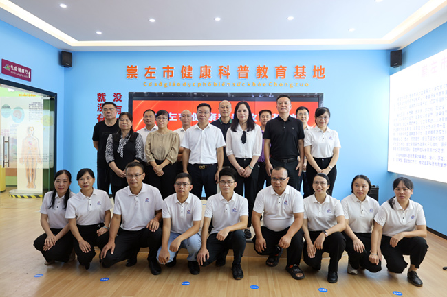合影。吴时超摄