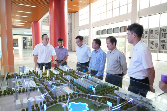 柬埔寨波雷烈国立农业学院代表团参观电力实训基地。李浩摄