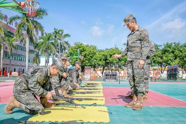 新兵在进行武器分解结合考核。