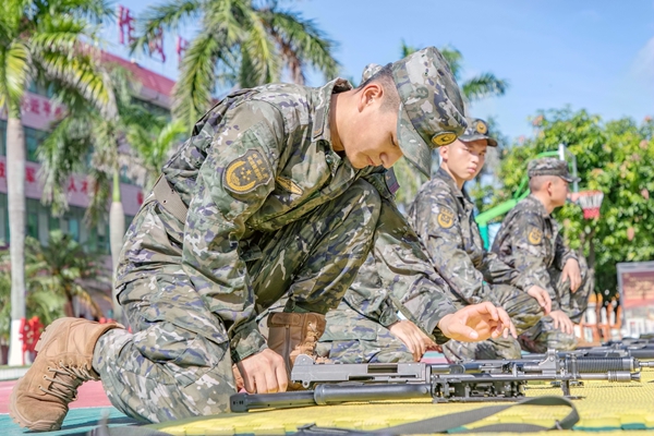新兵在进行武器分解结合考核。