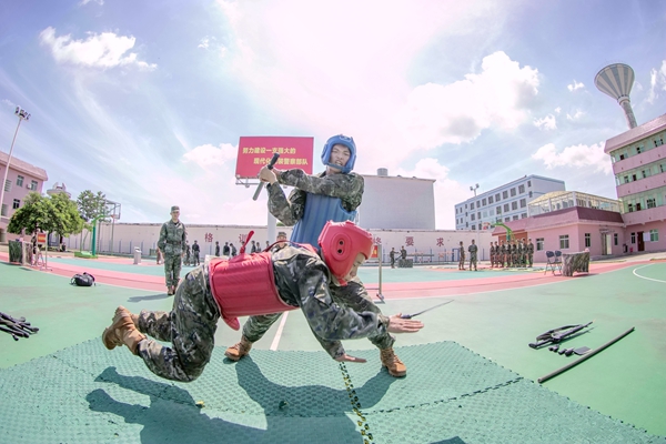新兵在进行哨兵反袭击考核。