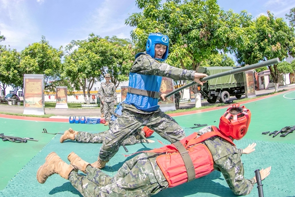 新兵在进行哨兵反袭击考核。