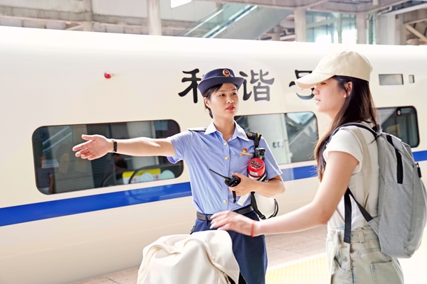 玉林站客运人员热心引导旅客上车。白珏翠摄