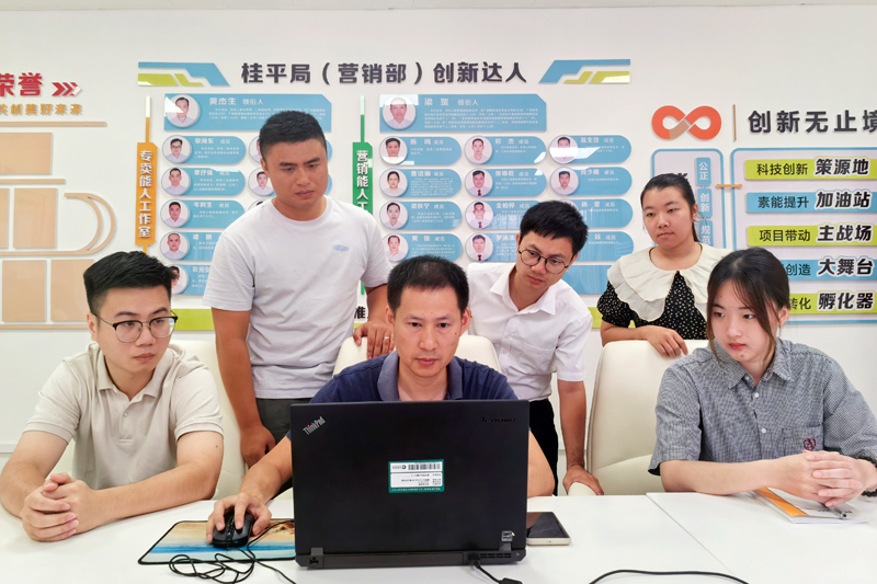 “徒弟们”正在向“师傅”认真学习低代码开发应用。黄杰生摄