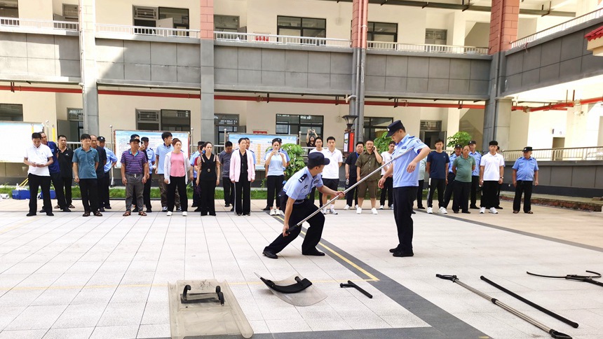 民警现场演示安保器械使用方法和技巧