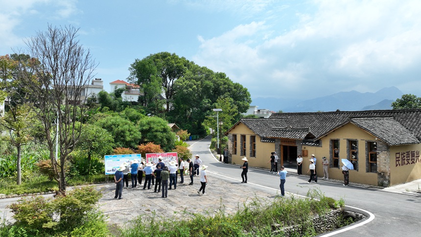 与会代表一行在军民鱼水龙溪村红色教育基地考察