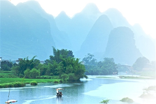 桂林阳朔遇龙河。