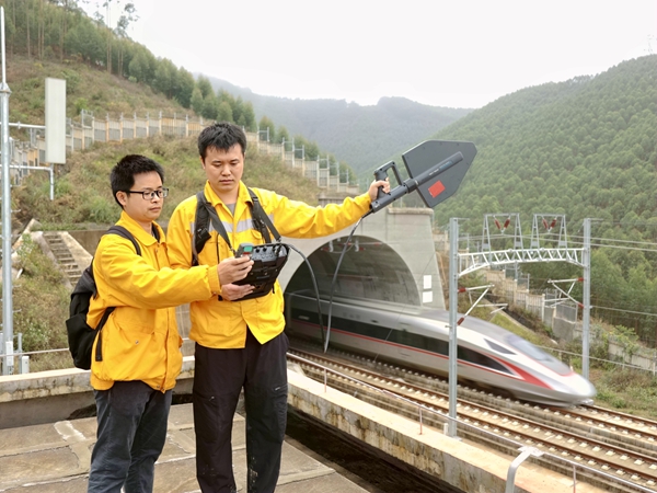 南宁通信段GSM-R技术室职工对高铁无线通信环境进行测试。安智翔摄