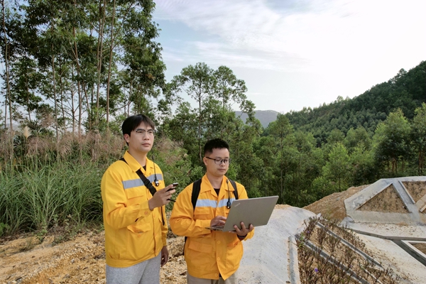 南寧通信段GSM-R技術室職工對鐵路沿線通信設備進行撥測檢查試驗。安智翔攝