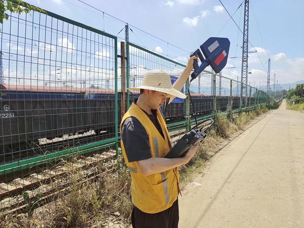 南宁通信段GSM-R技术室职工在铁路沿线进行无线电干扰排查整治。安智翔摄