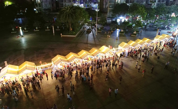 港南区中医药健康夜市航拍图。黄颖摄