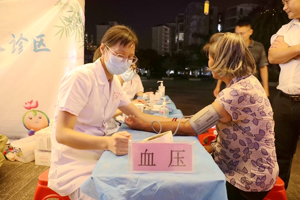 中医专家在为居民测量血压。姜慧花摄
