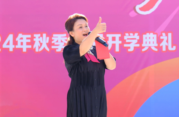 校长宋超致辞。龙腾路小学供图