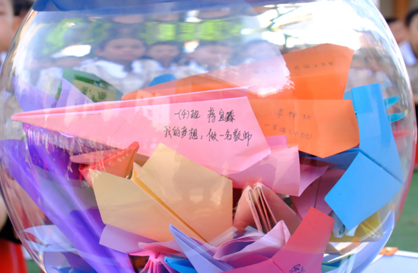 承载着孩子们梦想的纸飞机。龙腾路小学供图
